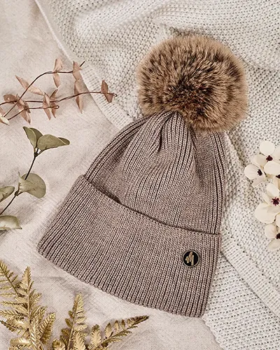 Royalfashion Ženski zimski šešir s pompomom