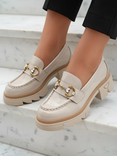 Royalfashion Lakierowane beżowe damskie mokasyny z kryształkami Inriw