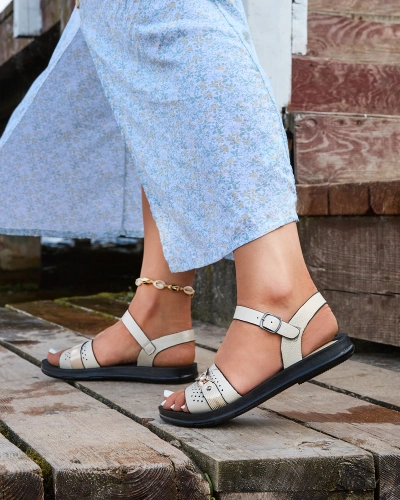 Royalfashion Bleščeče bež ženske ravne sandale Nafi