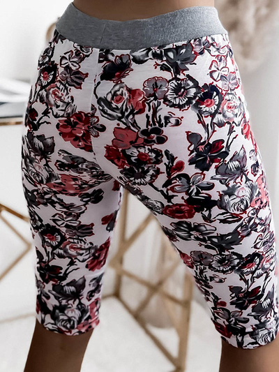 Royalfashion Ženske 3/4 kratke hlače v beli barvi z rožami PLUS SIZE