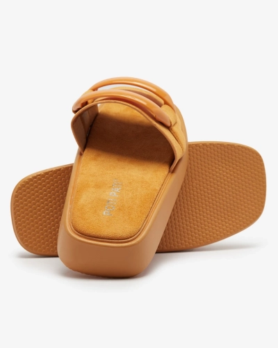 Royalfashion Brązowe klapki damskie z eko-zamszu Omve