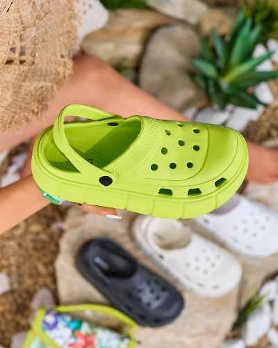 Royalfashion Neonowe zielone klapki damskie z ażurowym wykończeniem Mightty