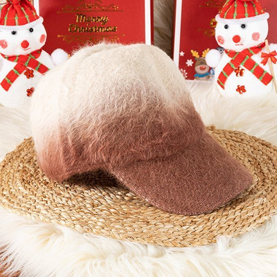 Futrzana czapka z daszkiem w kolorze brązowym - Czapki