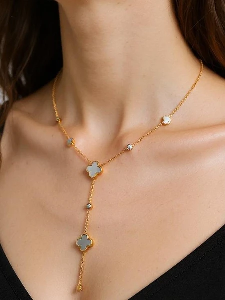Ogrlica Aurelia Lira Lariat z motivom deteljice in biserno maso