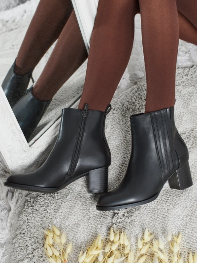 Ženski gležnarji Nerelle iz eko usnja s peto