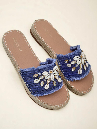 Poletni natikači Royalfashion Calista – svetlo modri s školjkami na ravnem podplatu