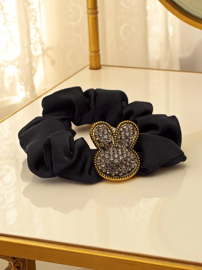 Royalfashion Elastika za lase z okrasnim zajčkom iz satena Bunny
