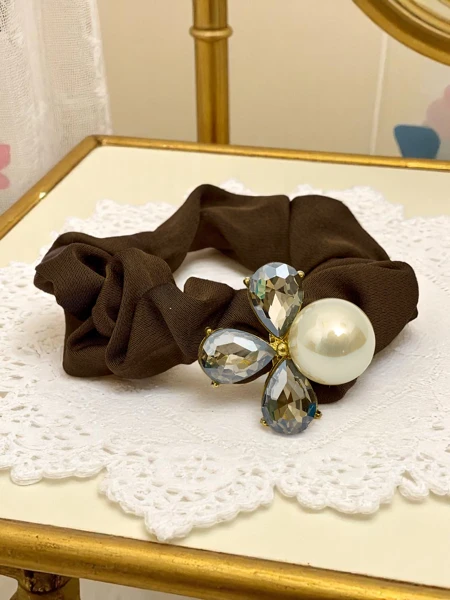 Royalfashion Elastika za lase z dekorativno biserno satenasto perlo
