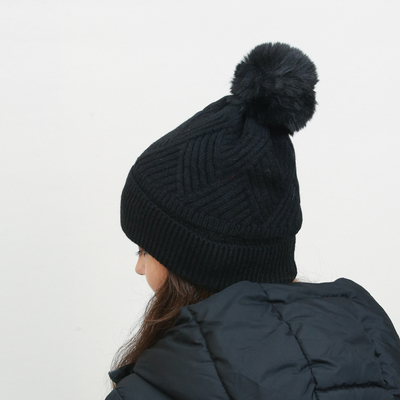 Czarna damska ocieplana czapka z pomponem - Akcesoria
