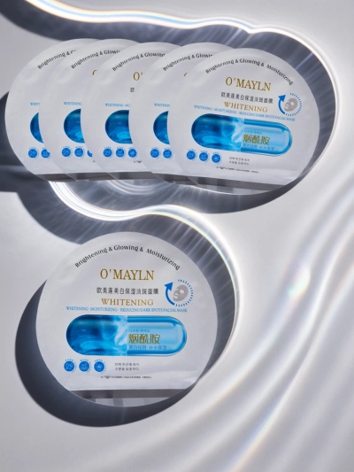 Posvetlitvena in vlažilna negovalna maska za obraz v lističu