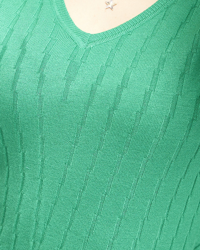 Royalfashion Sweter damski z dekoltem w serek w kolorze zielonym