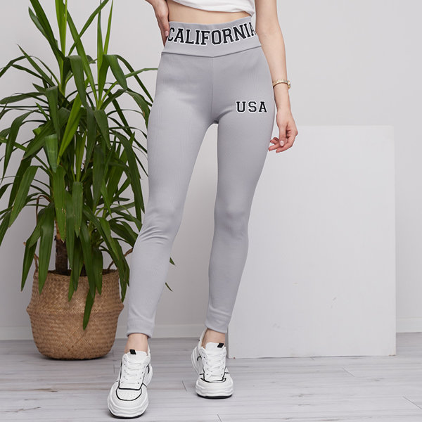 Royalfashion Jasnoszare damskie prążkowane legginsy z napisami