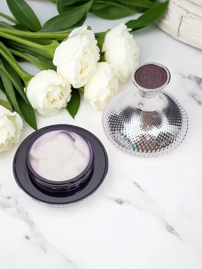 Proti-gubna in posvetlitvena krema za obraz