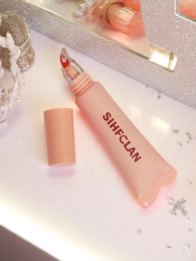 Lip gloss z zapestnico Gloss & Charm Cocoa Cookie