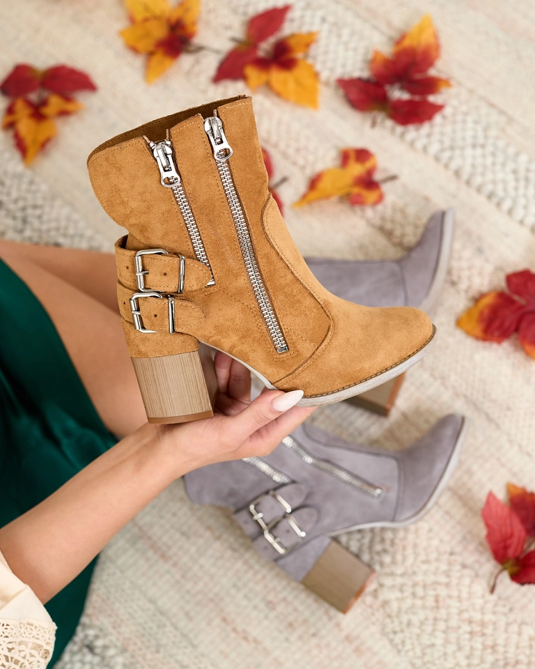 Royalfashion Ženski škornji kamelje barve z okrasjem Feirrgo