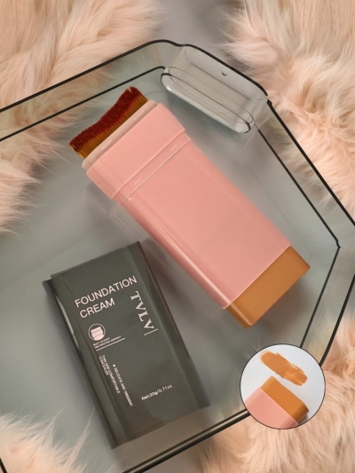 TVLV Matirajoča podlaga za obraz v stiku z vgrajenim čopičem Warm Beige