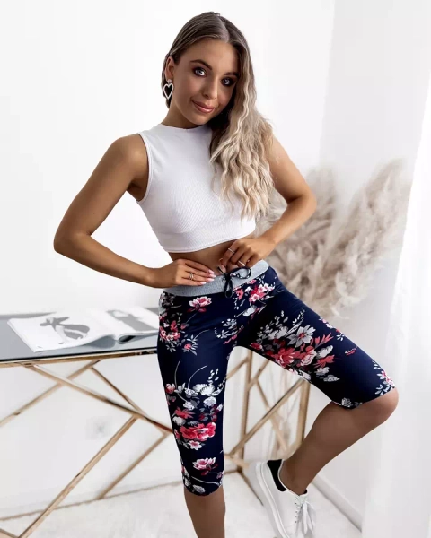 Royalfashion 3/4 ženske kratke hlače mornarsko modre barve z rdečimi cvetovi PLUS SIZE