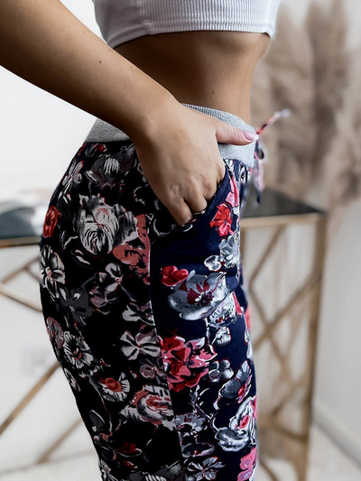 Royalfashion Ženske 3/4 kratke hlače z vzorcem v mornarsko modri in rdeči barvi PLUS SIZE
