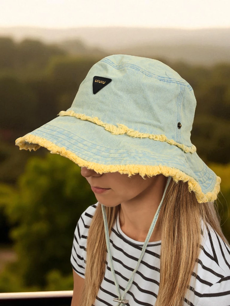 Sončni ženski klobuk Aristea pastel jeans z rumenim boho robom