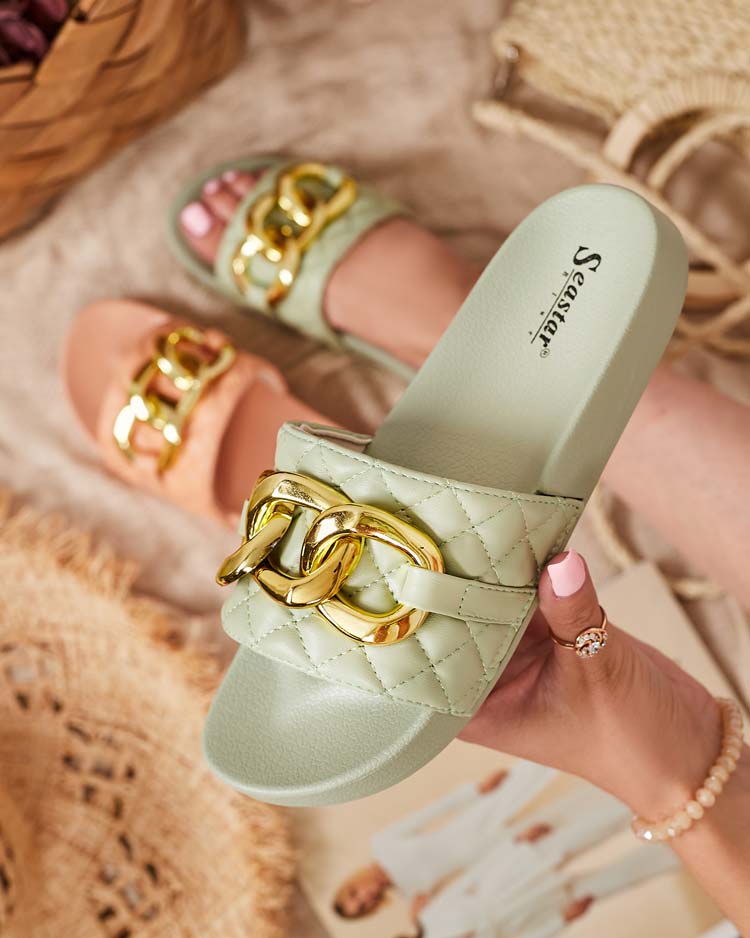 Royalfashion Zielone damskie pikowane klapki ze złotym łańcuszkiem Eteris