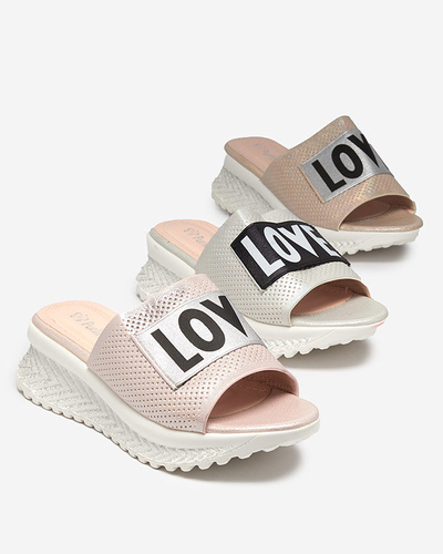 Różowe błyszczące klapki damskie z napisem Sosha- Obuwie