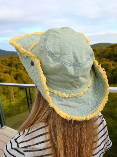 Sončni ženski klobuk Aristea pastel jeans z rumenim boho robom