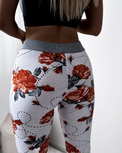 Royalfashion Białe spodenki damskie 3/4 w czerwone kwiaty PLUS SIZE