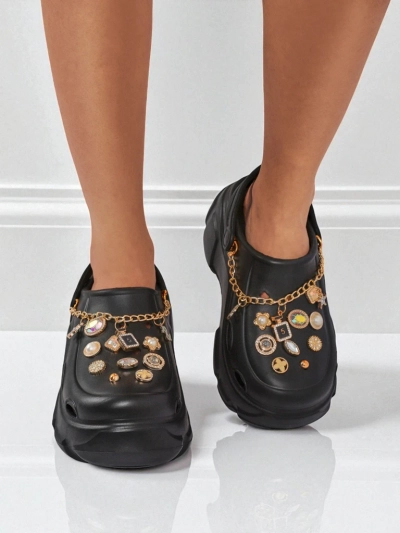 Aurelia Nero – stilski natikači z okraski in verižico, vzdržljivi