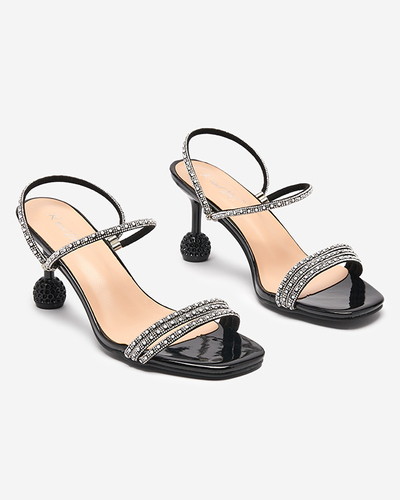 Royalfashion Czarne lakierowane klapki na niskim obcasie Lakopi