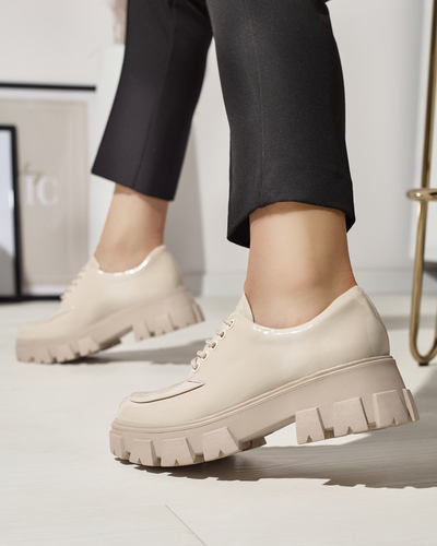 Royalfashion Jasnobeżowe damskie lakierowane półbuty sznurowane Ginara