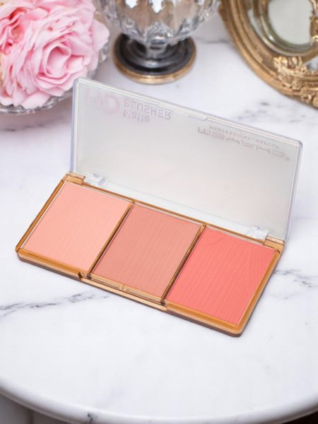 Paleta treh odtenkov mat rdečila za lica v barvi Terracotta Rose