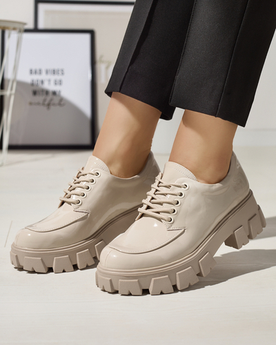 Royalfashion Jasnobeżowe damskie lakierowane półbuty sznurowane Ginara