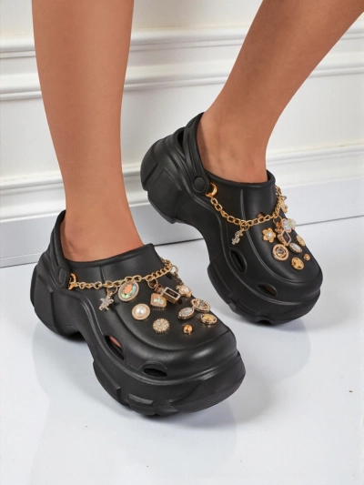 Aurelia Nero – stilski natikači z okraski in verižico, vzdržljivi