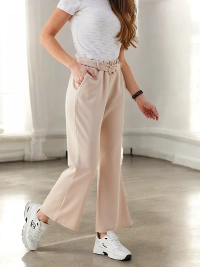Royalfashion Široke ženske hlače iz tkanine z dekorativnim pasom