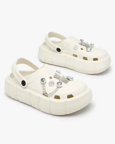 Royalfashion Białe ażurowe damskie klapki z ozdobami z cyrkonii Afuccia