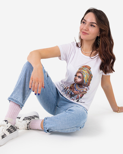 Royalfashion Biały damski t-shirt z kolorowym printem i cekinami