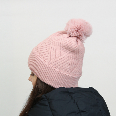 Różowa damska ocieplana czapka z pomponem - Akcesoria