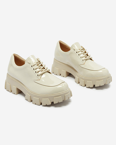 Royalfashion Jasnobeżowe damskie lakierowane półbuty sznurowane Ginara