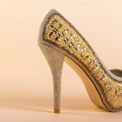 OUTLET Złote damskie czółenka z ozdobami Verdad - Obuwie