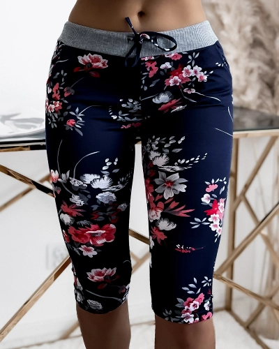 Royalfashion 3/4 ženske kratke hlače mornarsko modre barve z rdečimi cvetovi PLUS SIZE