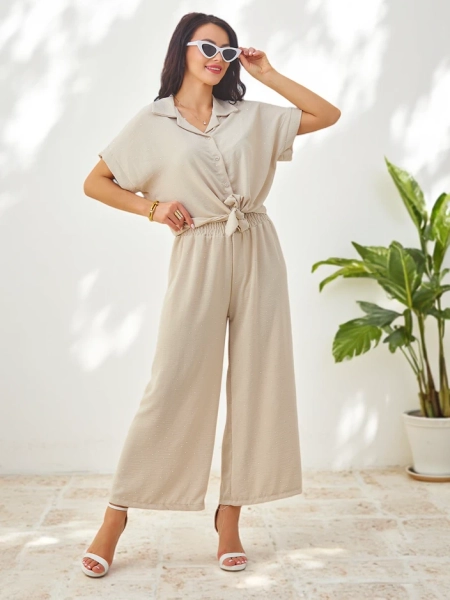 Royalfashion Ženski set s krajšo srajco na vezanje in širokimi hlačami s kristalčki