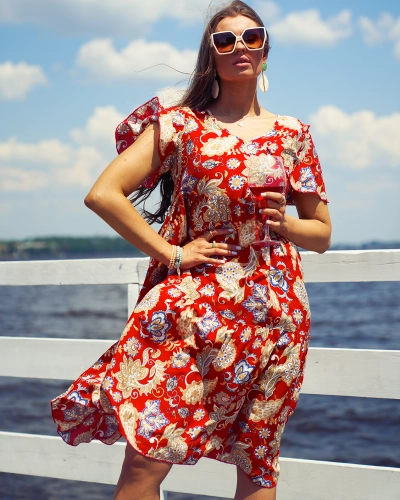 Royalfashion Czerwona damska sukienka z kolorowym kwiecistym wzorem