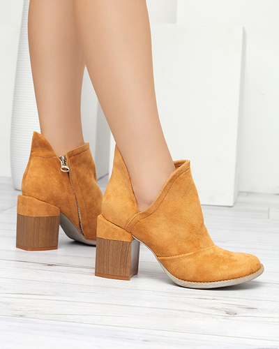 Royalfashion Jasnobrązowe damskie botki na słupku z wycięciami Cintura