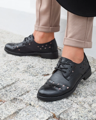 Royalfashion Ażurowe damskie eko skórzane półbuty w kolorze czarnym Selofso