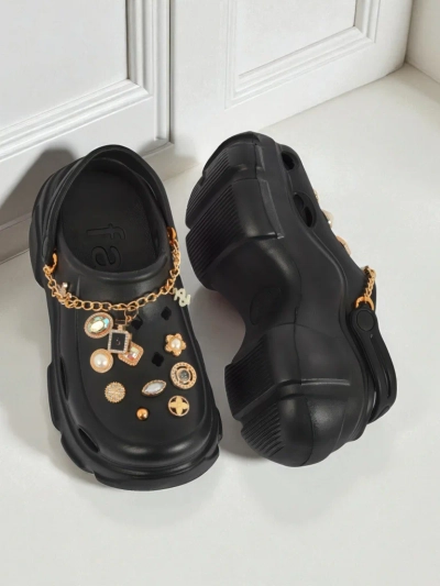 Aurelia Nero – stilski natikači z okraski in verižico, vzdržljivi