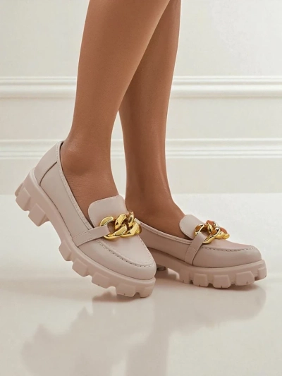 Ženski bež loafer čevlji Callista z verigo, ravna peta, eko usnje