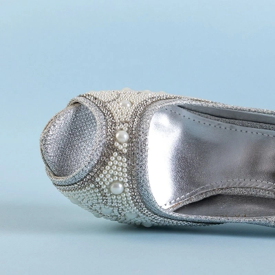 OUTLET Srebrne damskie błyszczące szpilki z cyrkoniami i perełkami Mira - Obuwie