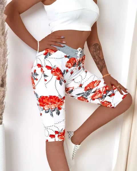 Royalfashion Kwiatowe spodenki damskie 3/4 w kolorze biało- czerwonym PLUS SIZE