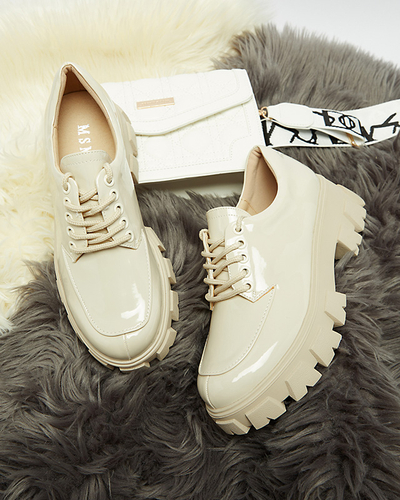 Royalfashion Jasnobeżowe damskie lakierowane półbuty sznurowane Ginara