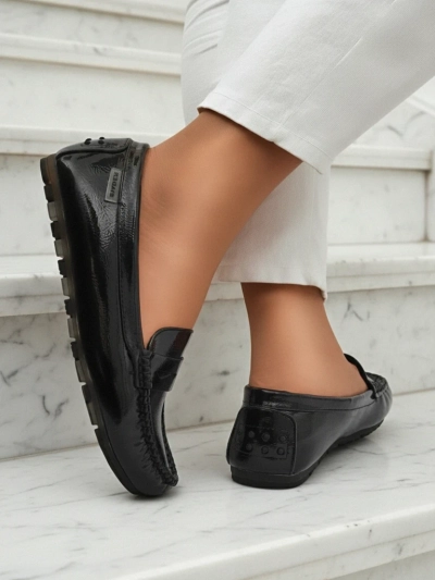 Ženski mokasini Cyra Nero iz lakiranega ekološkega usnja, klasični italijanski slog